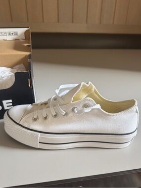 Brand new /never worn Chuck Taylor All Star Lift canvas low top sneakers.